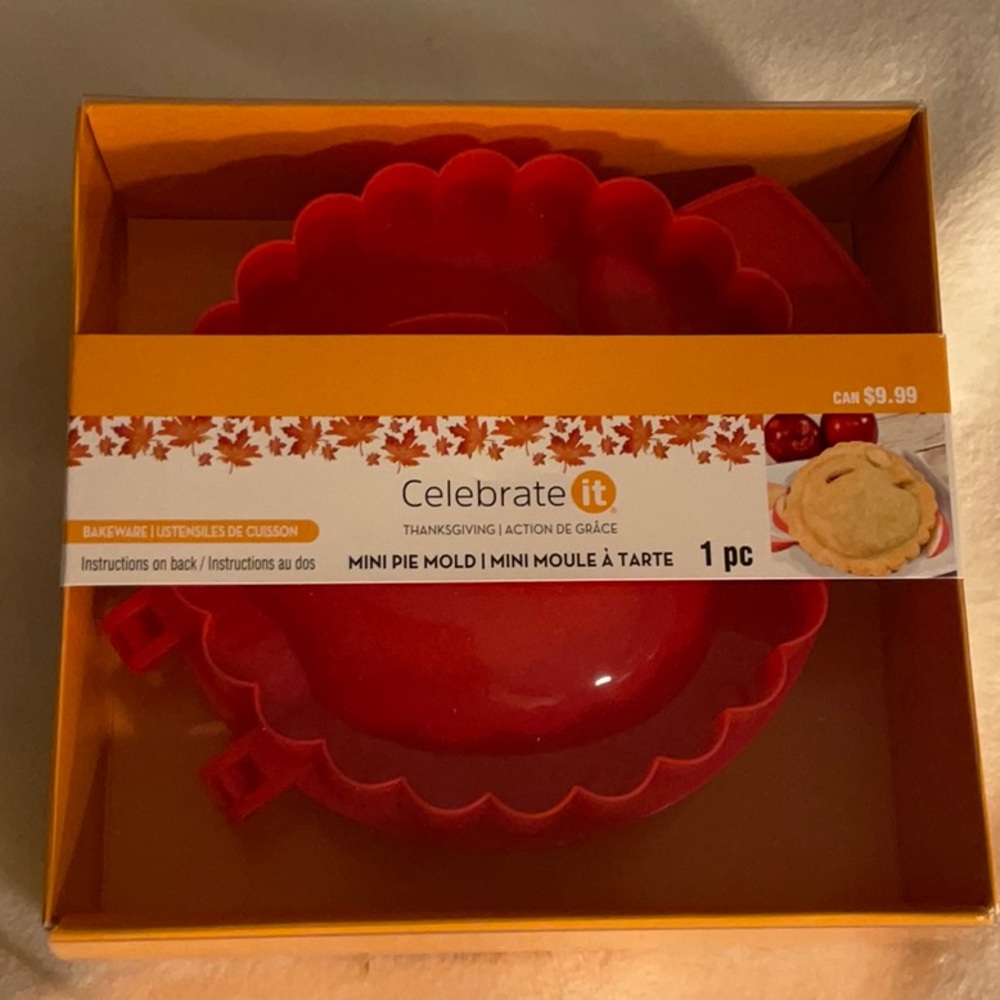 Celebrate it Mini pie mold NIB